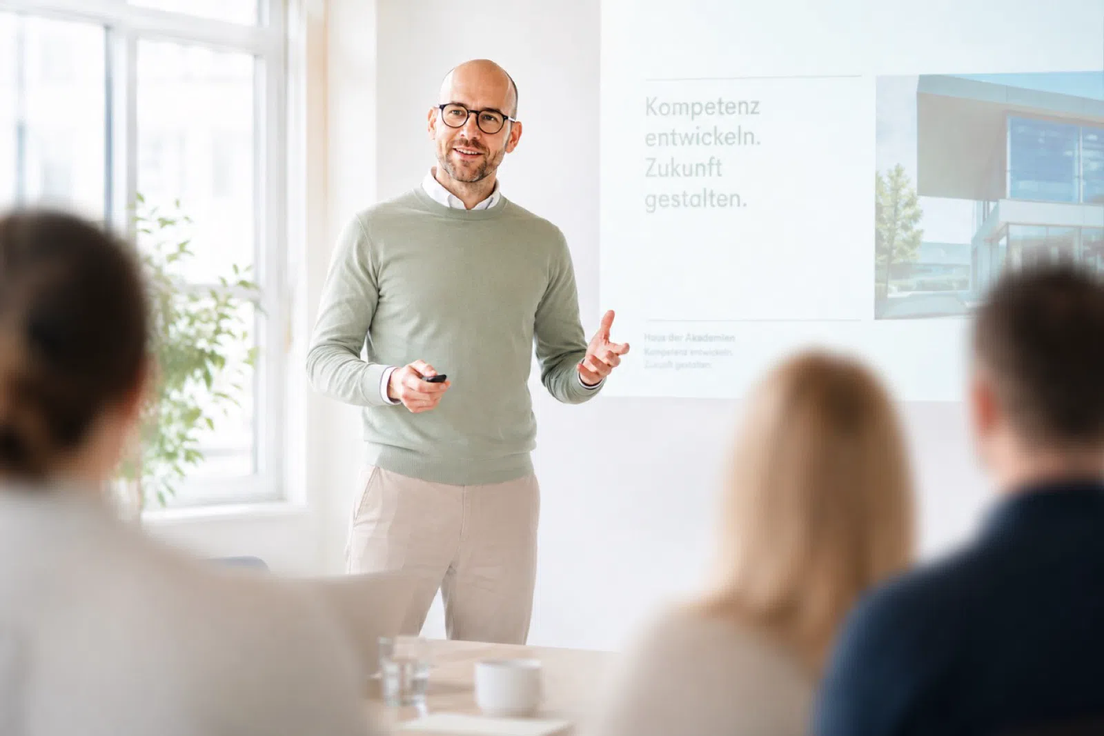 Ein Dozent vor Teilnehmenden einer Inhouse-Schulung